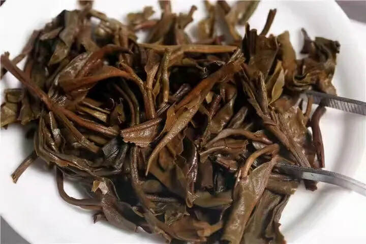 2011年福海贺开古树茶普洱生茶

茶汤入口雄浑有力