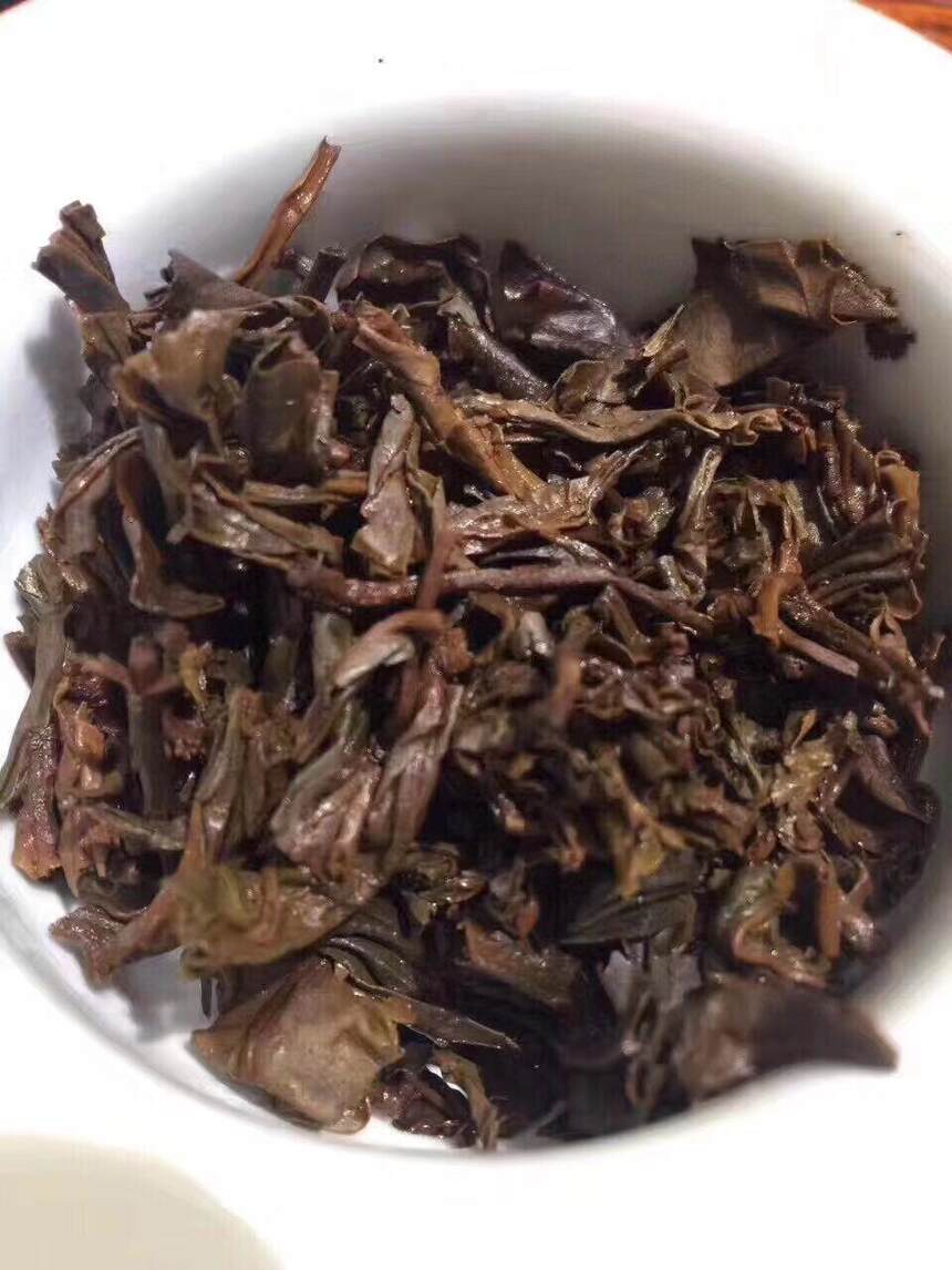 #普洱茶# 99年海湾红印裁飞#中茶# 飞青饼。