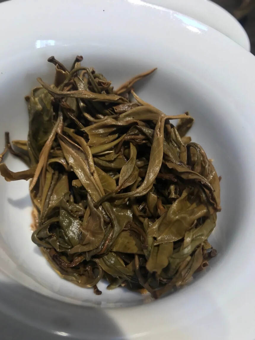 #普洱茶# 2015年老曼峨大树茶散茶，有一筐20公