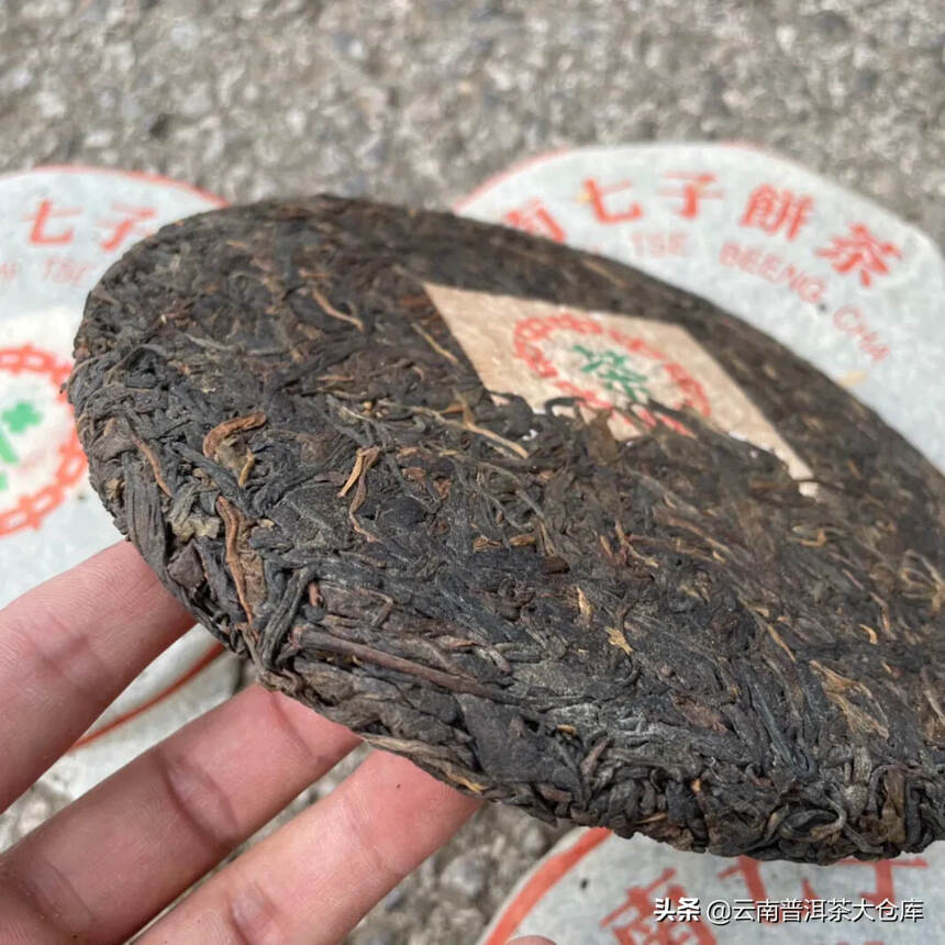 80年代绿印石头饼生茶
因为压的铁故名石头饼。#北京