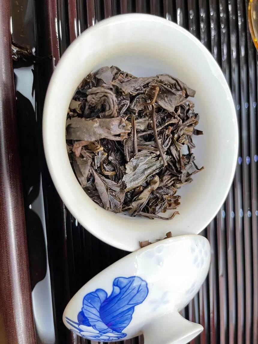 #普洱茶# 05年布朗山野生茶，石磨压制，一件42一