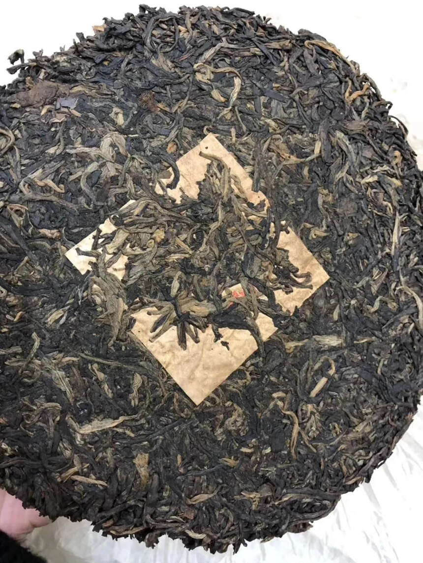 #普洱茶# 九十年代油光纸老黄印
此茶外观圆润饱满，
