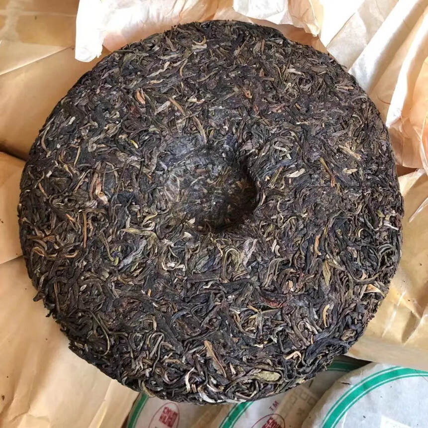 #普洱茶# 06年易武贡饼生茶，中期老茶，昆明纯干仓