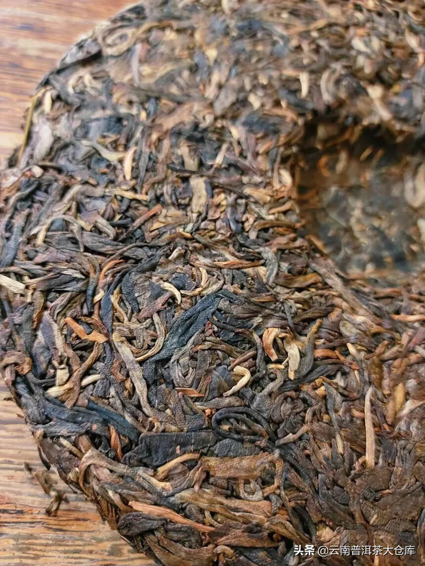 #茶生活# 05年布朗山野生大树茶（生茶）
42饼竹