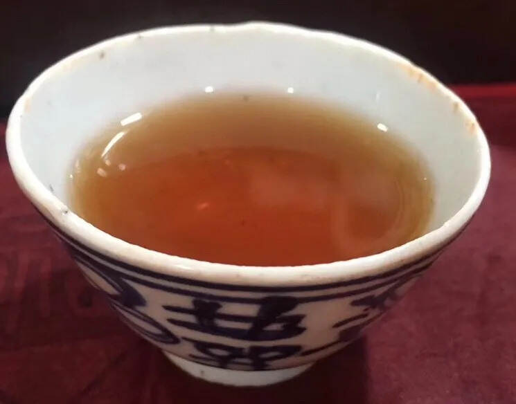 #普洱茶# 01年海湾茶厂百茶飞青饼。