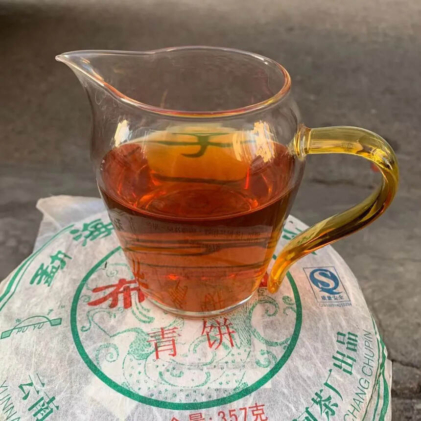 07年布朗山青饼生茶，回甘生津，茶气足，汤水已转红价