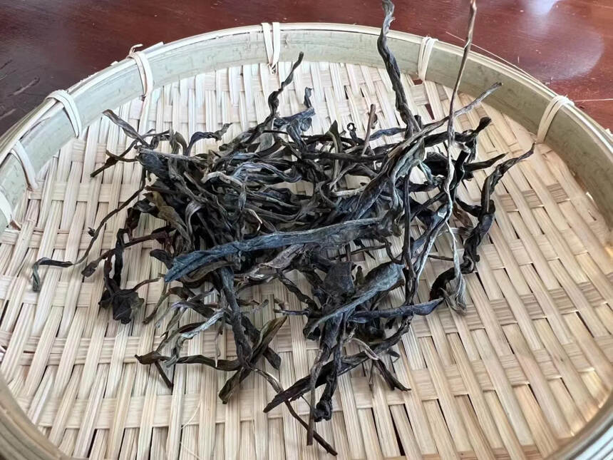 喝一泡今年的下磨烈核心大古树 苦底重 茶气足 韵味悠