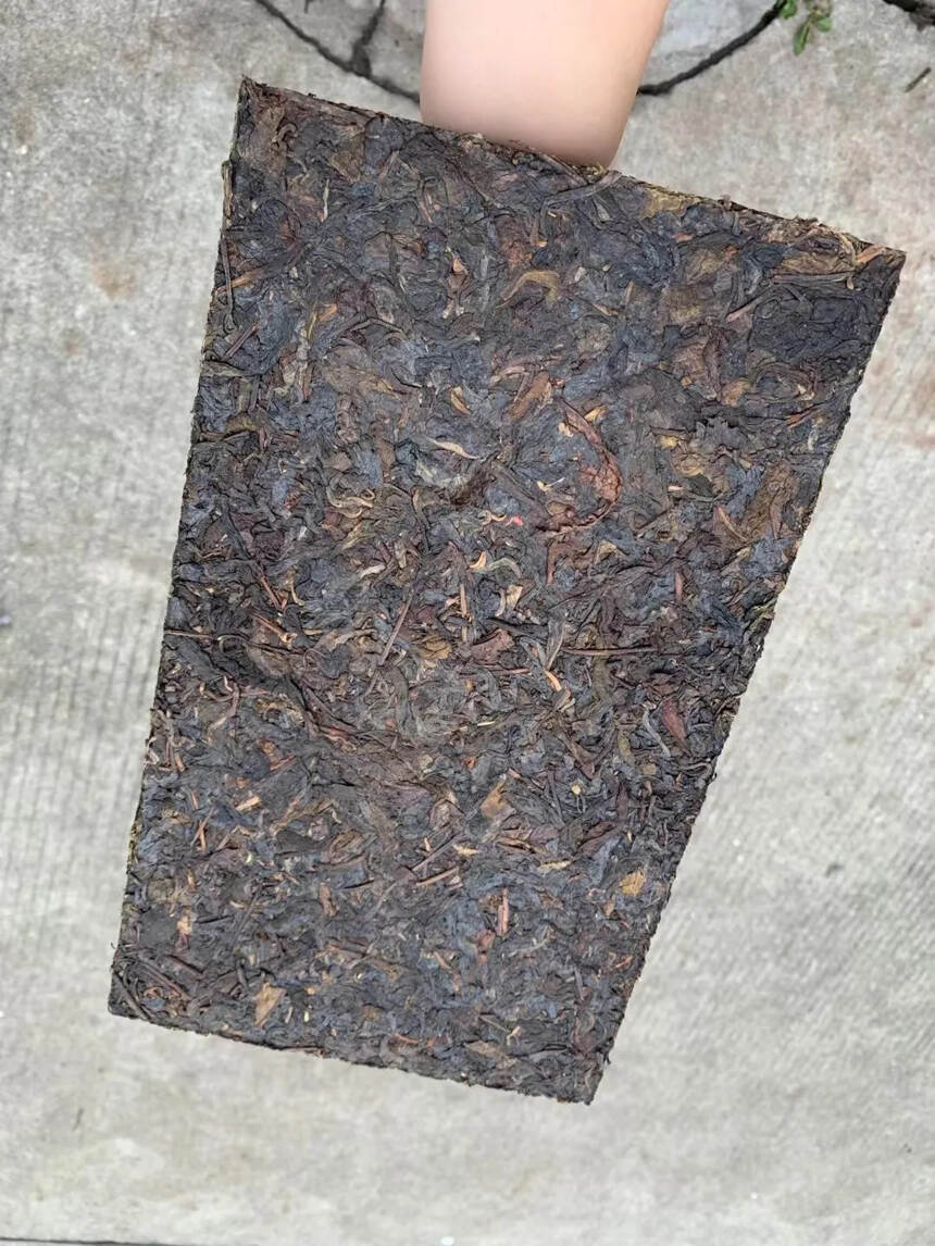 #普洱茶# 05年陈旧金花野生茶砖。
一砖1.5公斤