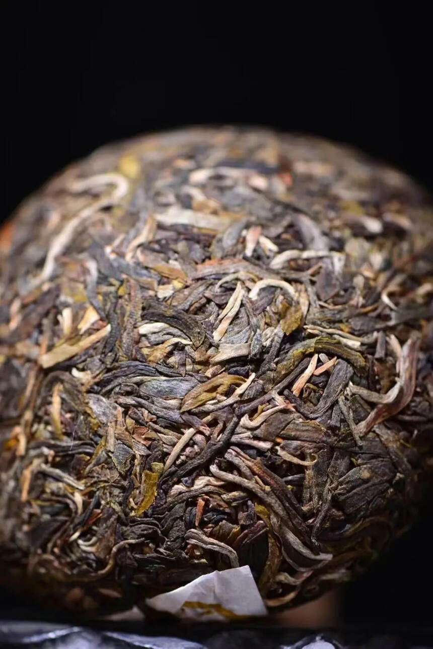 2022年非遗孔雀茶王橡筋沱
一口料班章茶，茶芽肥厚