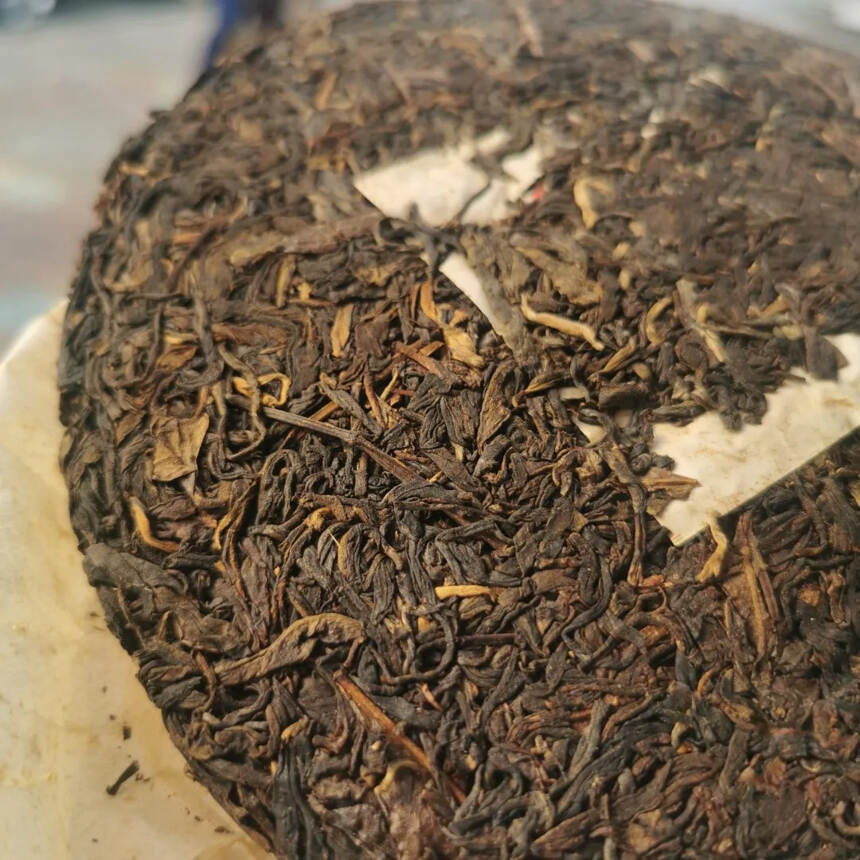 98年中茶绿印青饼，薄棉纸，茶低有活性，回甘好。#普