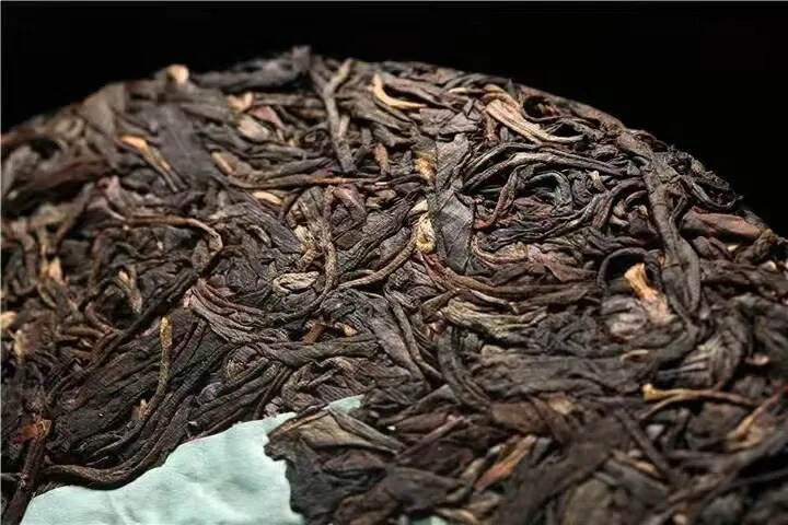 2011年福海贺开古树茶普洱生茶

茶汤入口雄浑有力