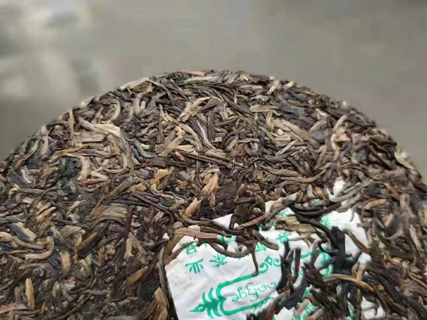南峤茶厂 06年银针贡饼 
全部采用芽尖芽头料，
纯