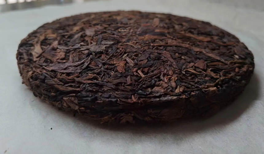#普洱茶#   99年易武麻黑销台饼，传统手工制作，
