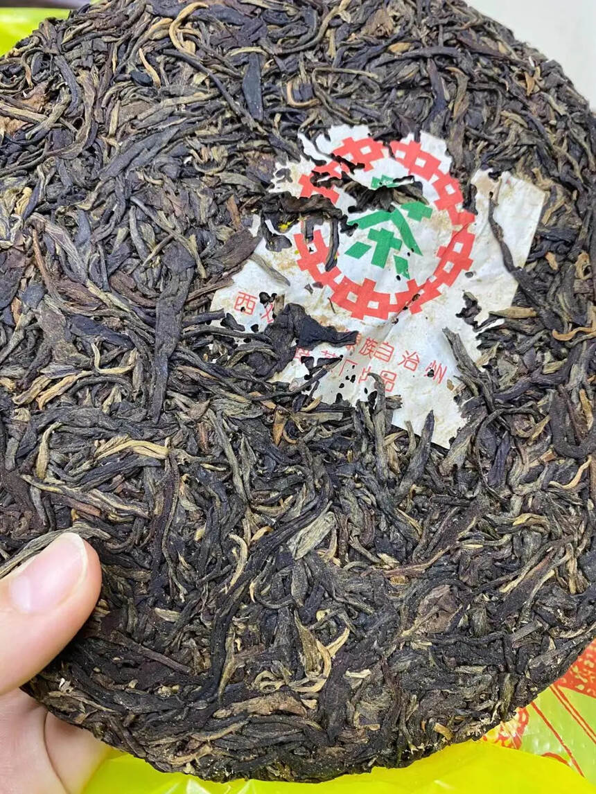 #普洱茶# 99年勐海#茶厂# 绿印生茶，虫眼多，干