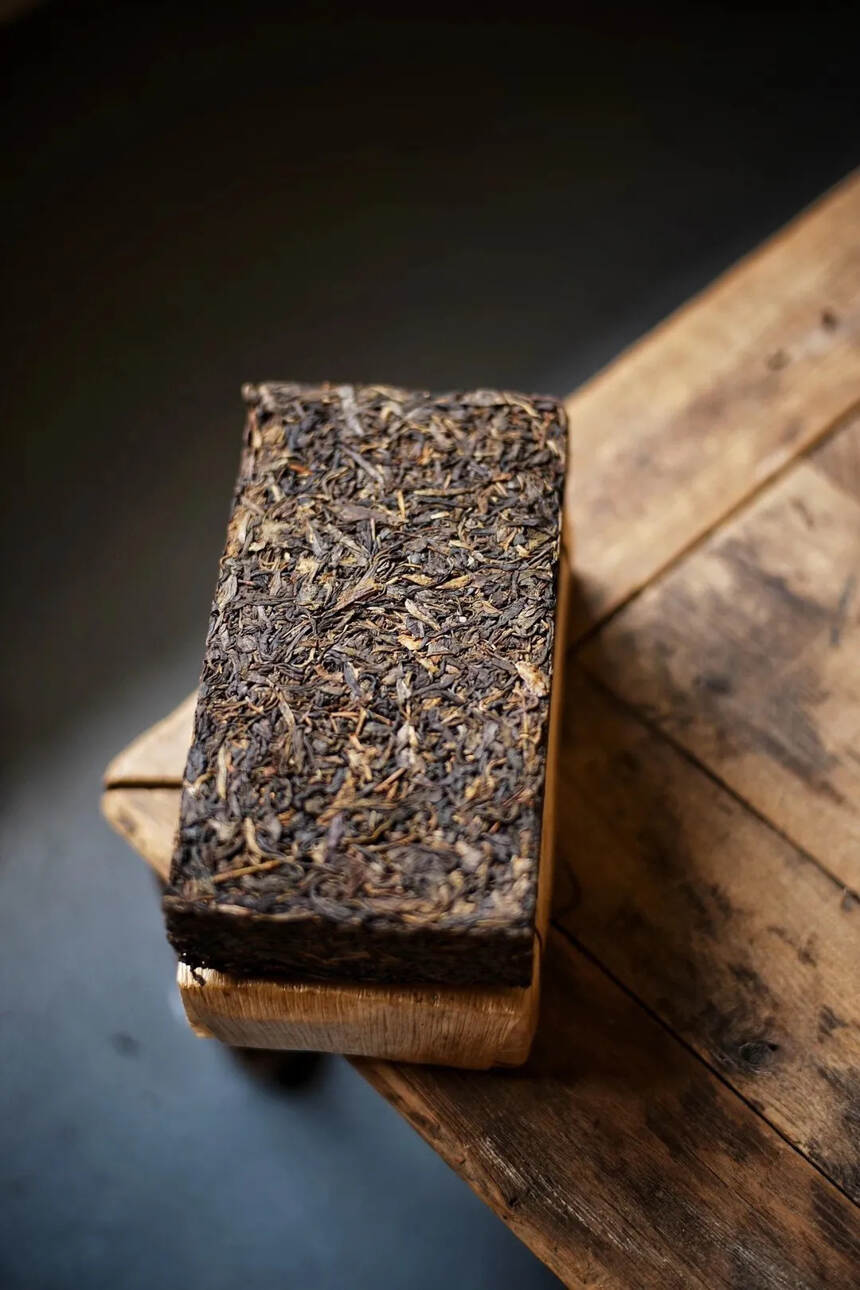 #普洱茶# 06年班章野生茶砖生茶，1000克一片，
