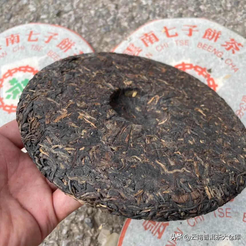 80年代绿印石头饼生茶
因为压的铁故名石头饼。#北京