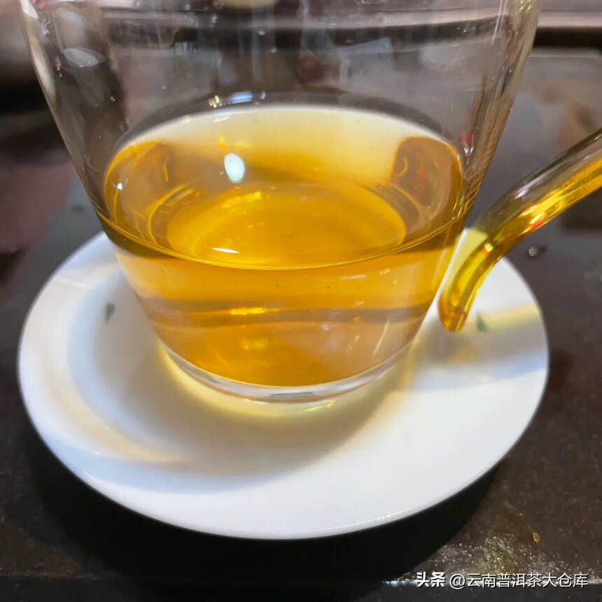 2011年冰岛生茶，大树纯料。
叶片肥硕显毫，汤色黄