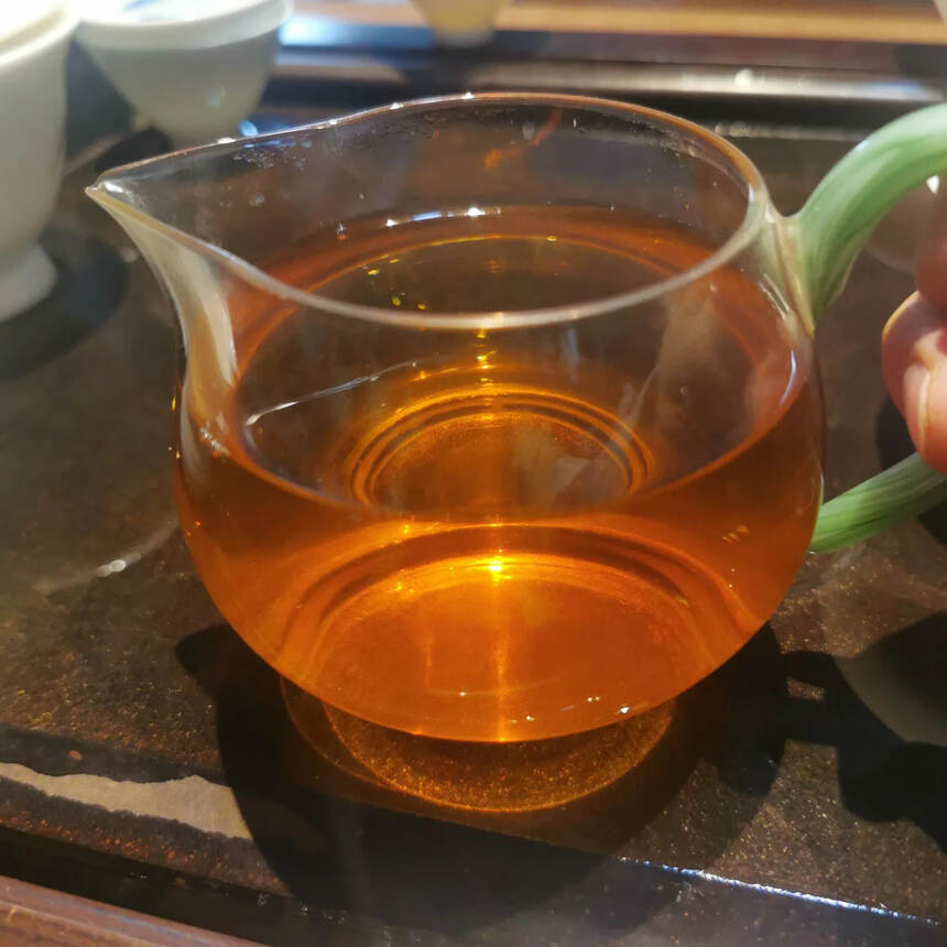 #普洱茶# 80年代昆明铁饼，生茶。饼形美丽，转换完