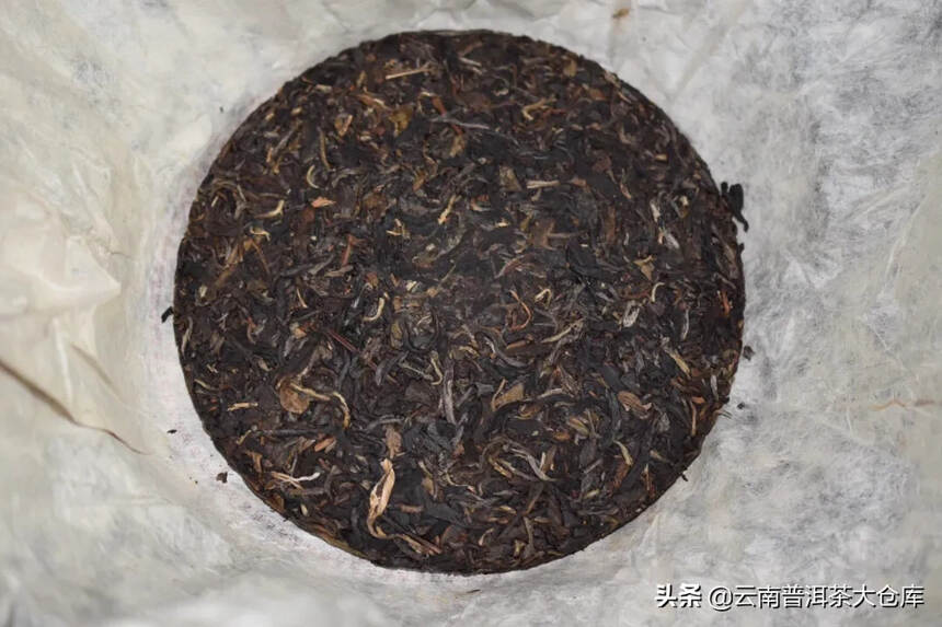 90年代千年班章干仓青饼#普洱茶# 
精选古茶树原料