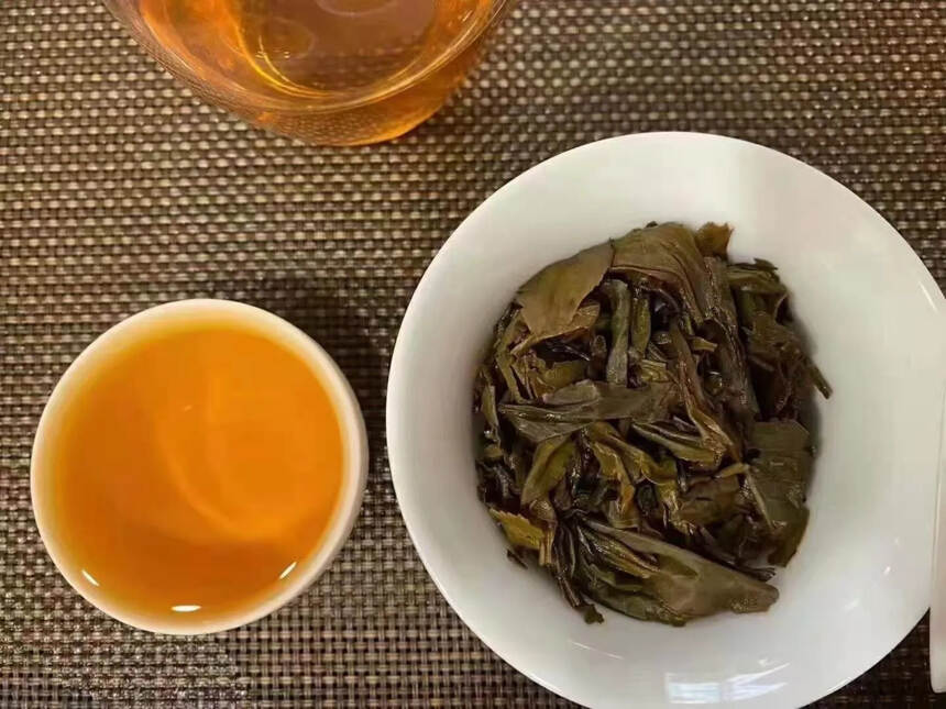 2005年 凤临茶厂 班章千古灵芽 生茶砖，选料为纯