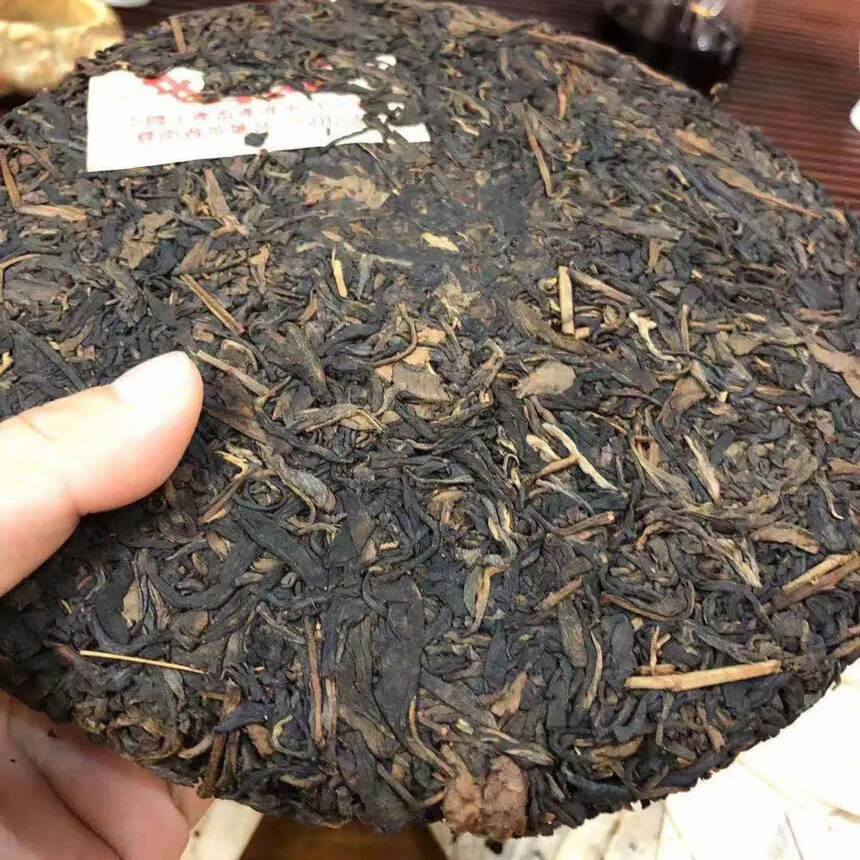 98年中茶绿印青饼，薄棉纸，茶低有活性，回甘好。#普