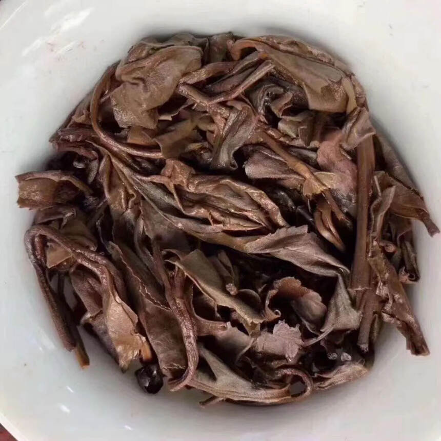 ??

2001年敬昌号生茶饼，此茶条索肥壮，清晰，