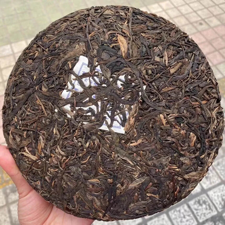 #普洱茶# 2012年易武麻黑圆茶。