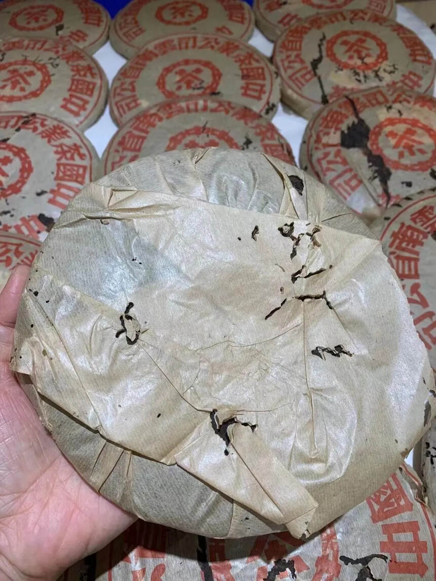 #普洱茶#   98年380克大饼型油光纸红印熟茶，