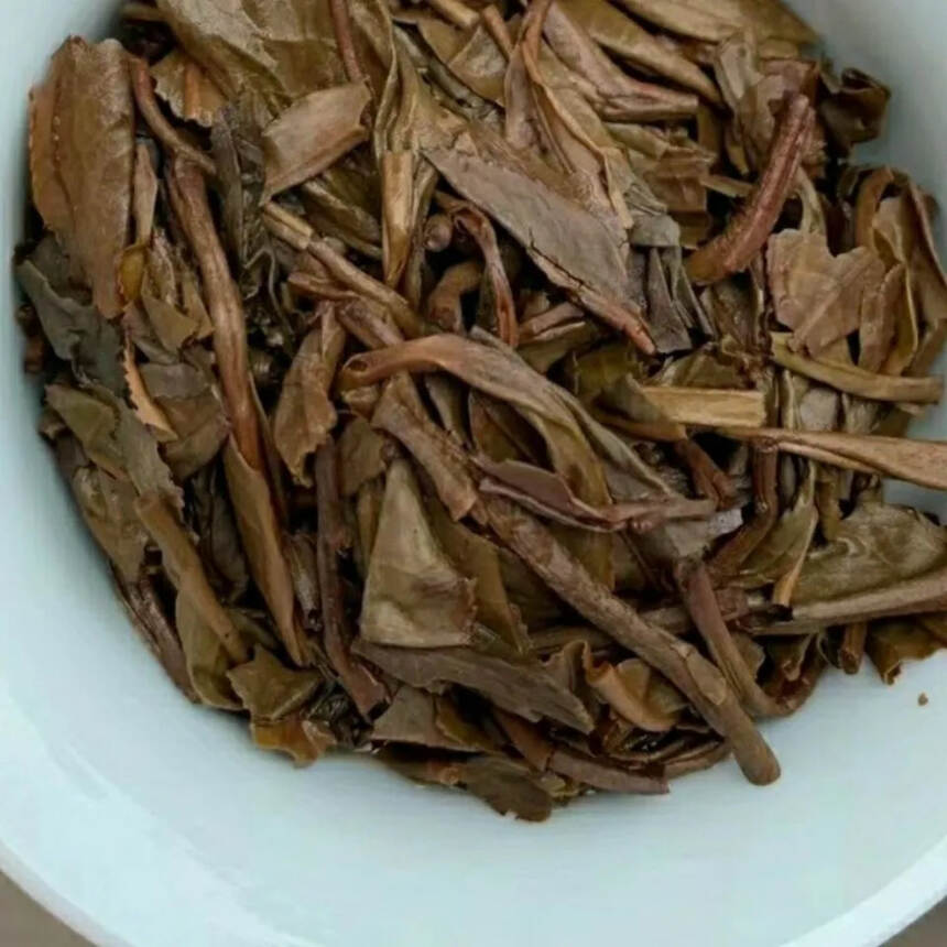 2011年勐库生态青饼普洱茶生茶，选用2011年勐库