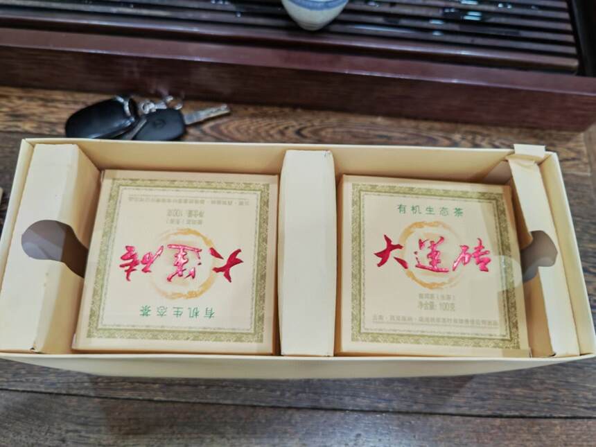 #普洱茶# 2011年老曼峨大运方砖生茶，
一盒10