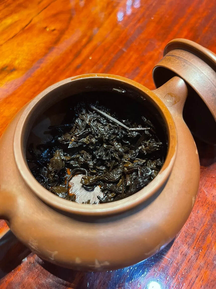 #普洱茶# 70年代鸿泰昌老生茶！
采用老的革树皮纸