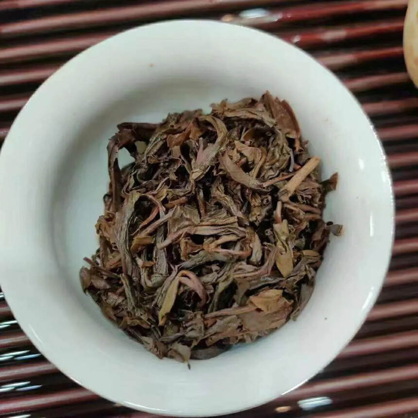 ??90年代销台饼.茶气刚猛，苦涩度稍显，蜜香明显，