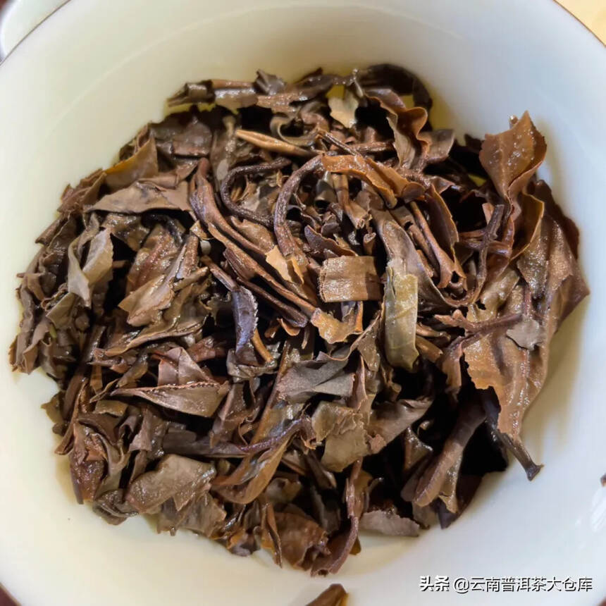 茶品：99年甲级红印生饼#普洱茶# 
规格：380克