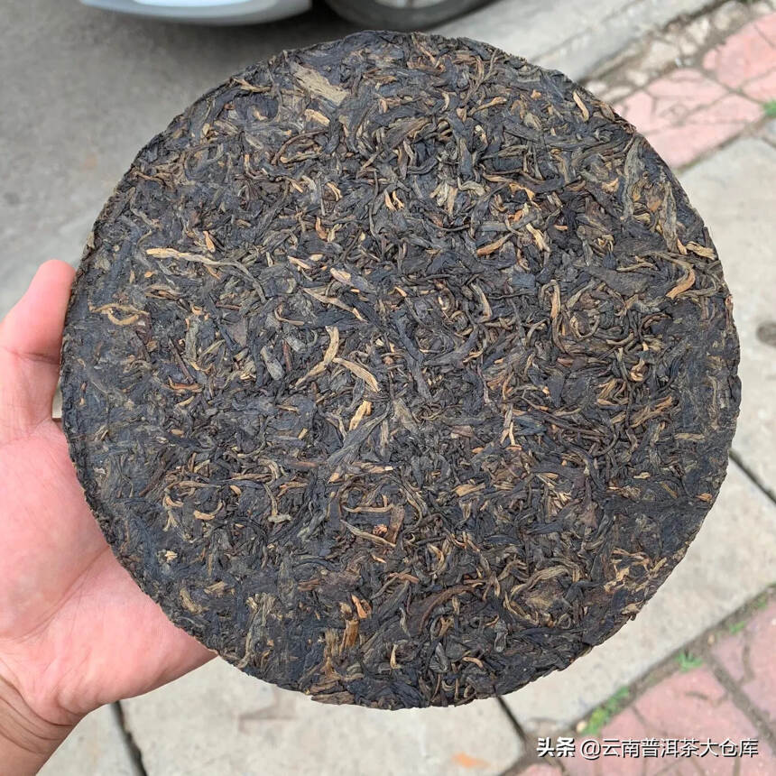 99年艺术字绿印昆明铁饼生茶
耐泡甘甜纯干仓中期茶#