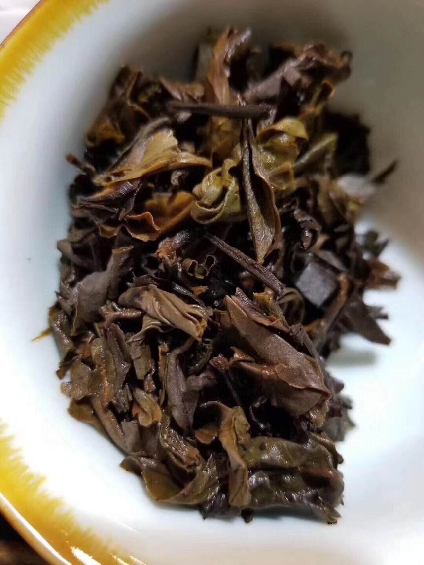 #普洱茶# 99年困鹿山古树茶生茶干仓老茶，汤色红，