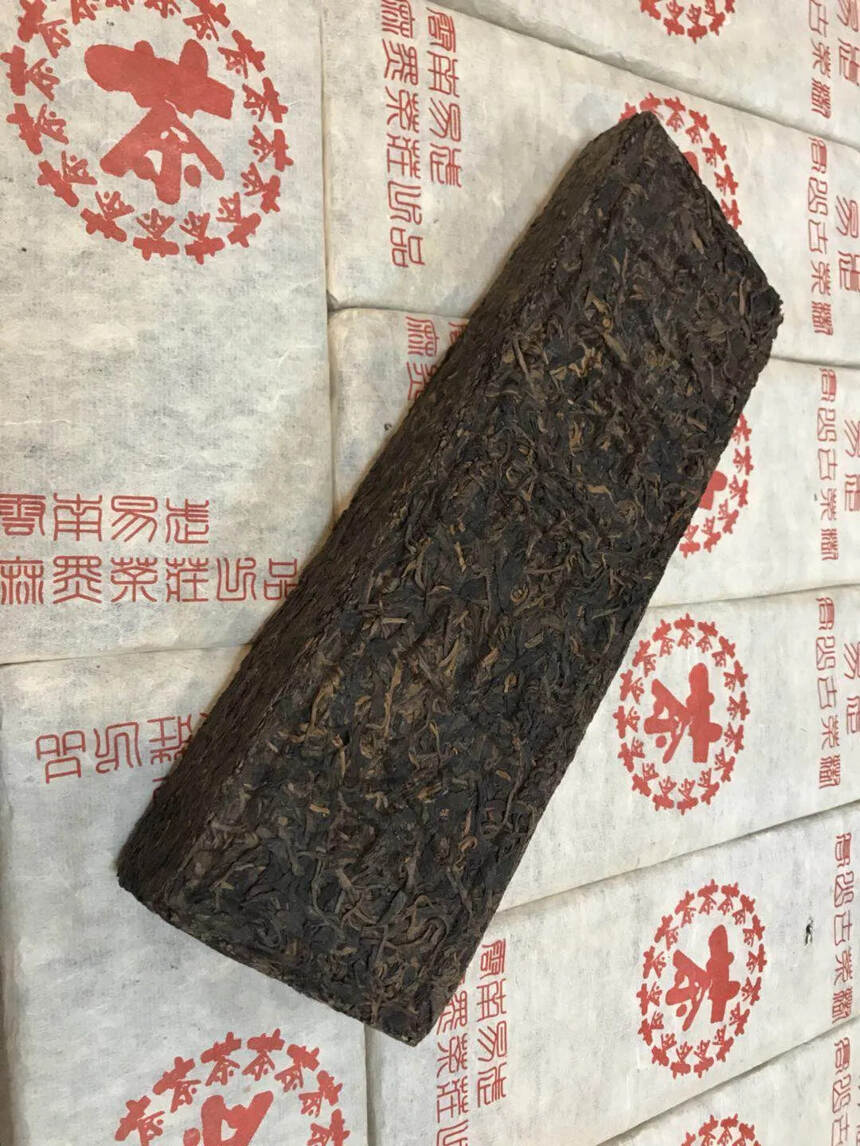 #普洱茶# 2000年易武麻黑1公斤高山古树青砖，是