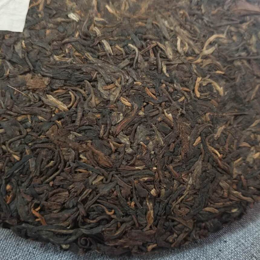 #普洱茶# 01年勐海茶厂老树圆茶老生茶，繁体厂海王
