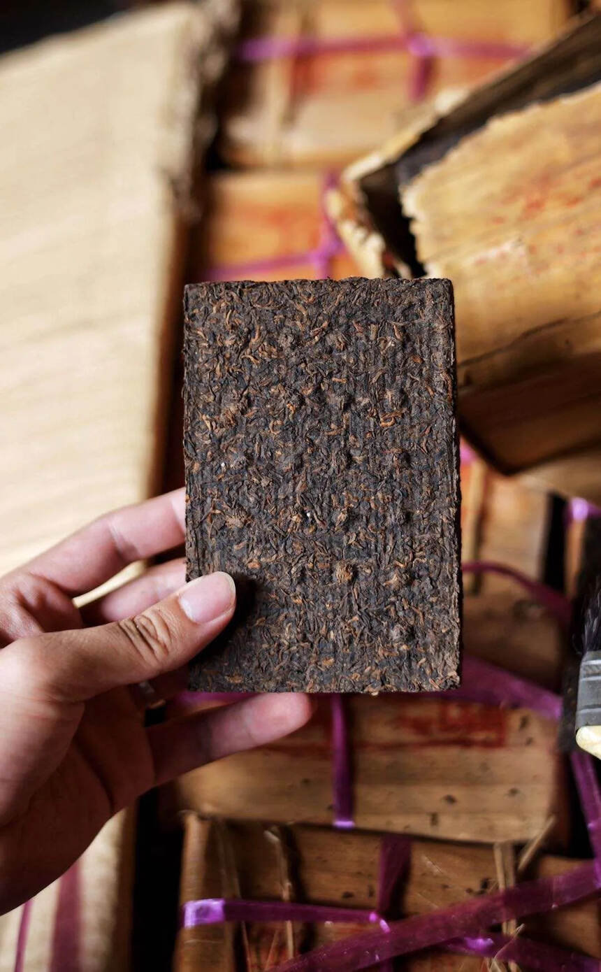 #普洱茶# 九十年代班章正山竹壳熟砖，早期纹路清晰可