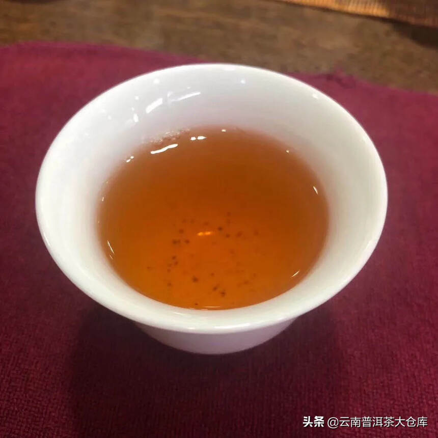 95年易武古树刮风寨纯料饼生茶，特级干仓老生茶，峨山