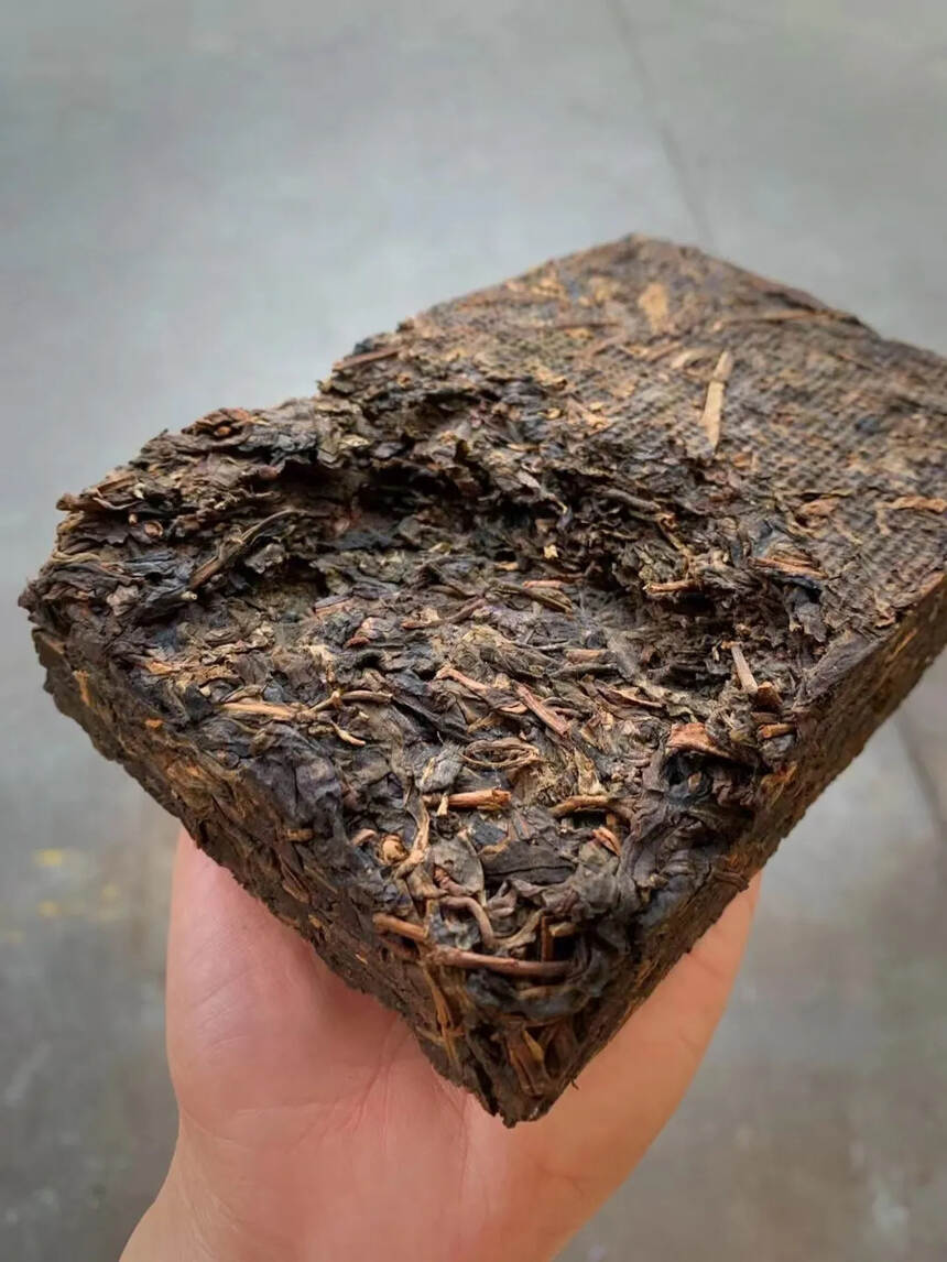 #普洱茶# 02年黄丝带老生茶砖，一砖500克，干仓