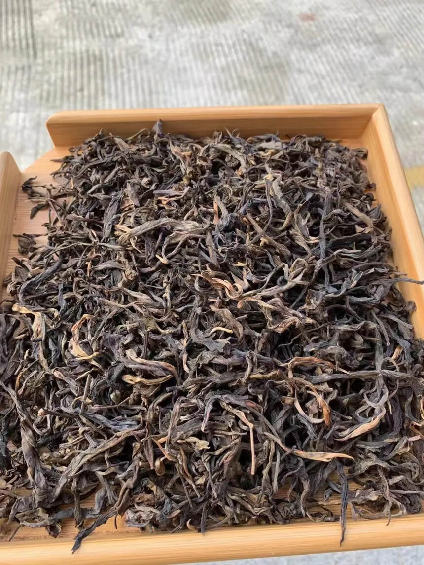 【501批白布条班章古茶】2005年勐海班章古茶竹篓