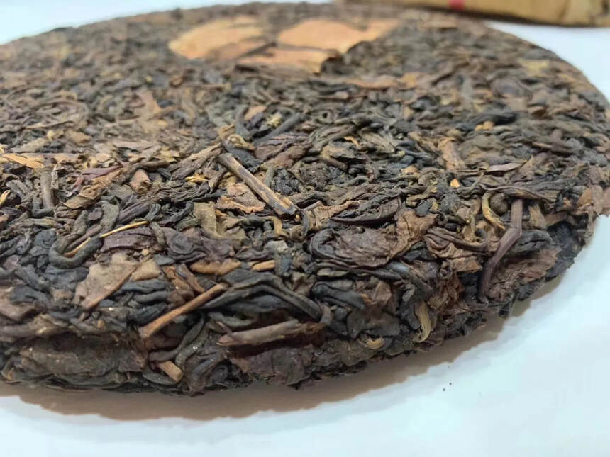 #普洱茶# 70年代鼎兴老字号易武古树纯料茶饼，老生