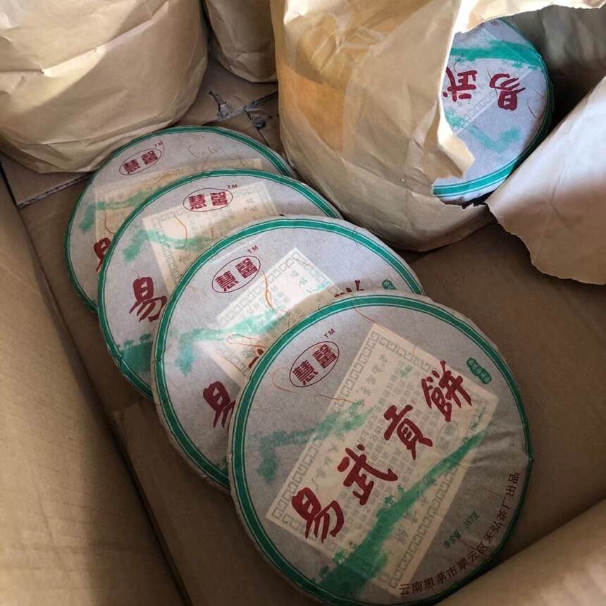 #普洱茶# 06年易武贡饼生茶，中期老茶，昆明纯干仓