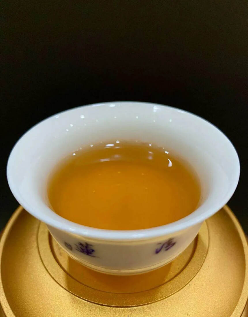 2007年勐库号青饼，松紧适当,条索肥壮,汤色蜜黄、