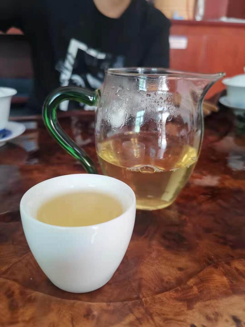 #普洱茶# 忙肺村主任李帅哥亲自泡茶。2021年头春