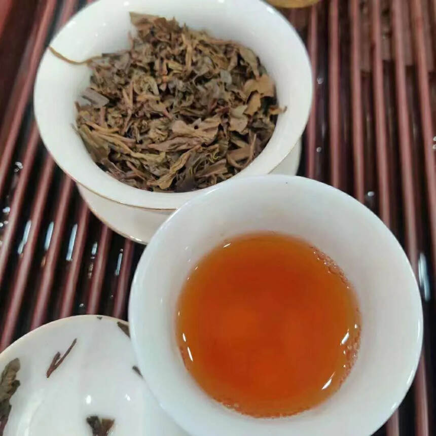 ??

六大茶山04年攸乐野生茶，野生茶料制作，叶底
