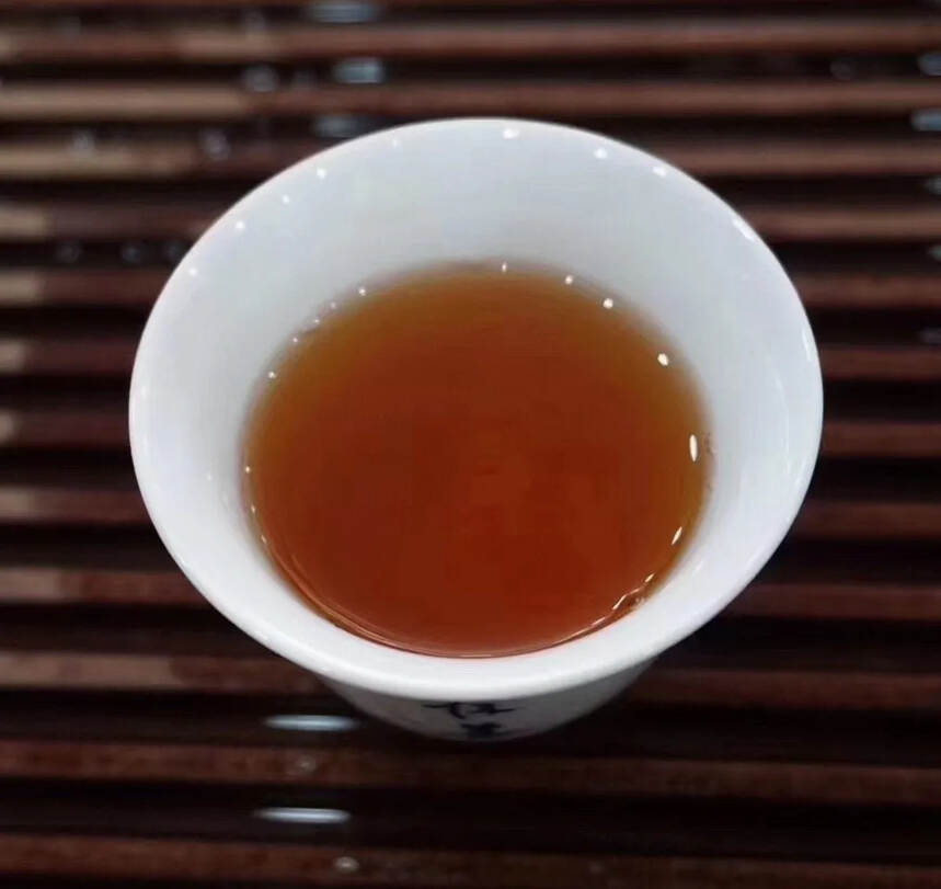 #普洱茶# 99年油光纸甲级旧青饼，勐海茶区料。
