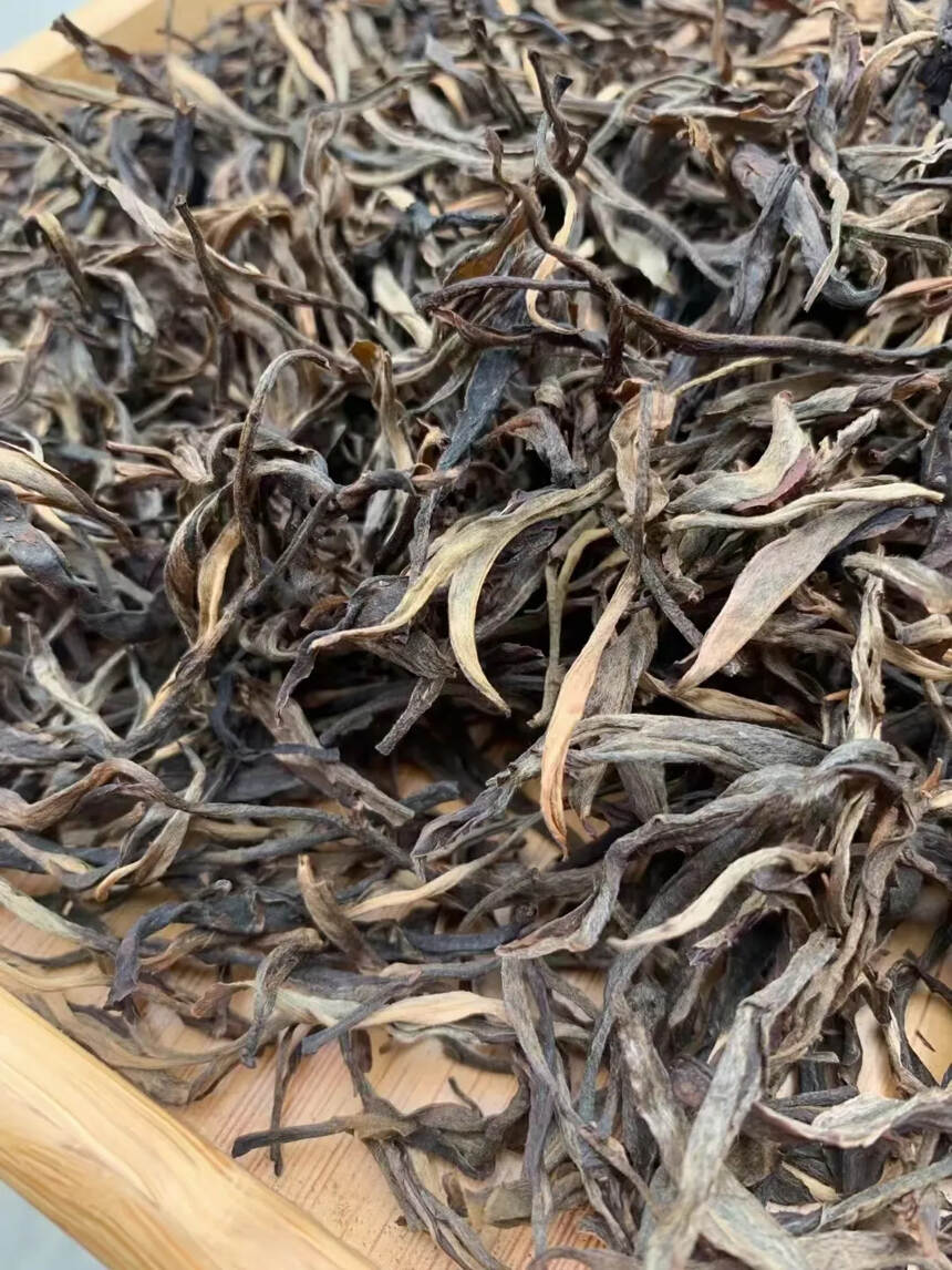 2014年冰岛散茶，这款茶为纯正的冰岛选料，闻干茶非