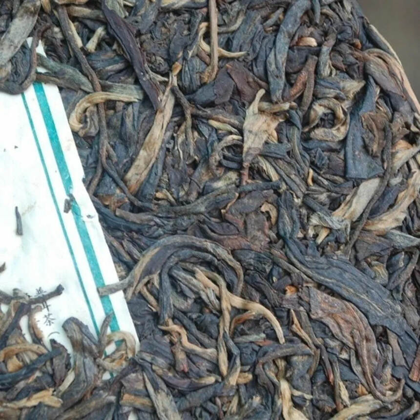 2011年勐库生态青饼普洱茶生茶，选用2011年勐库