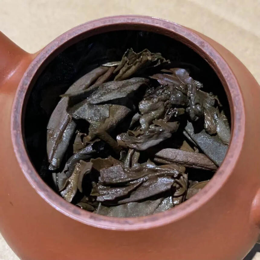 #普洱茶# 80年代易武弯弓古树茶生饼，干仓，蜜香。